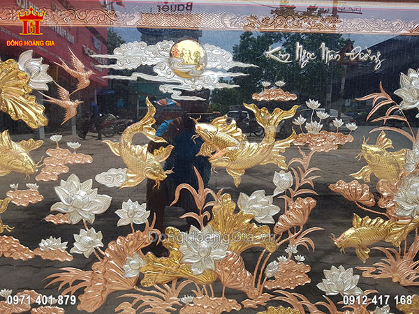 Nổi bật trên nền đen là hình ảnh đàn cá bơi lội trong đầm hoa sen vô cùng sinh động